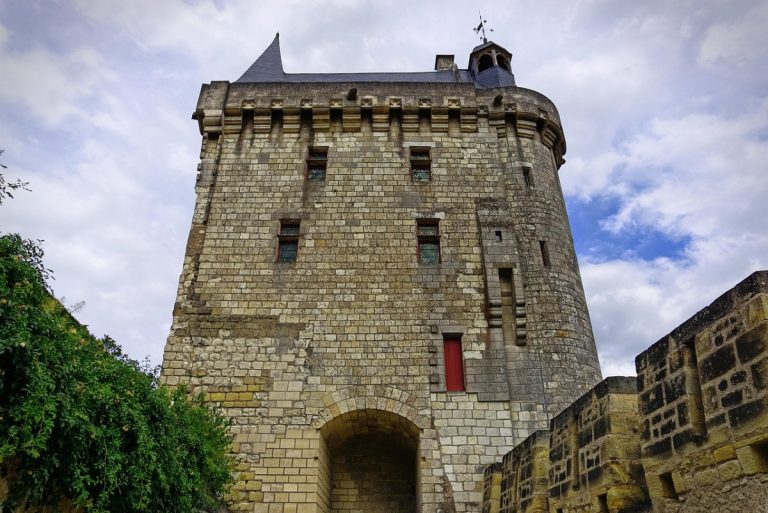Chinon, une escale incontournable du Tour de France 2025, alliant tourisme, gastronomie et richesses patrimoniales