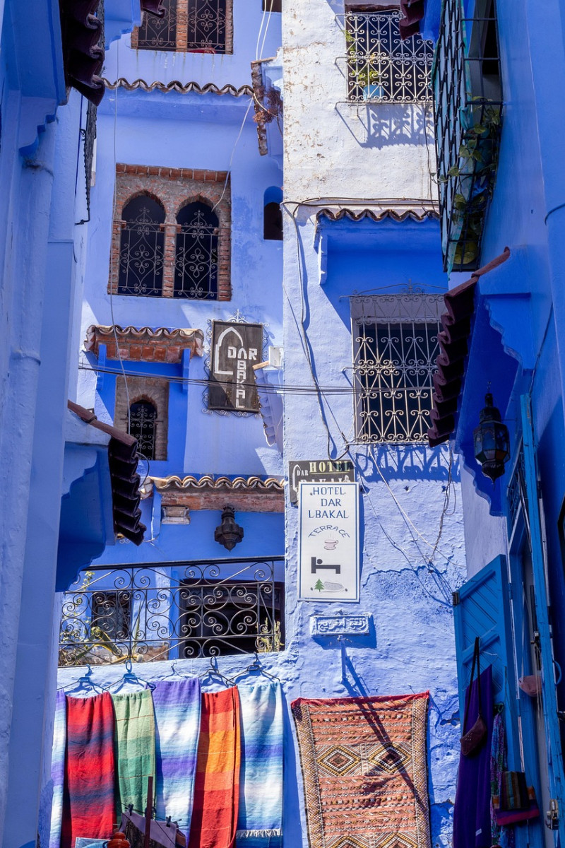 découvrez le maroc, un pays fascinant au carrefour de l'afrique et de l'europe, réputé pour ses paysages variés, sa richesse culturelle, et ses villes animées comme marrakech, fès et casablanca. voyagez à travers ses montagnes, déserts et plages envoûtantes.