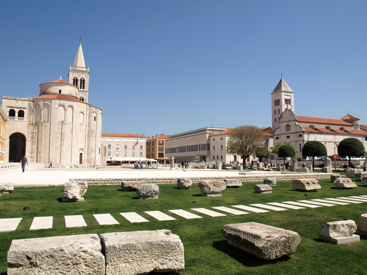 découvrez zadar, une ville côtière en croatie réputée pour ses vestiges romains, ses ruelles animées, ses plages magnifiques et ses célèbres orgues marines. parfait pour un séjour culturel et balnéaire inoubliable !