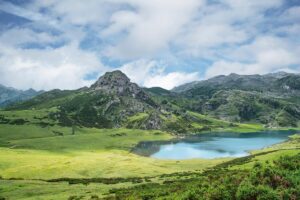 découvrez les merveilles des asturies, une région authentique du nord de l'espagne : plages sauvages, montagnes verdoyantes, villages traditionnels et une gastronomie unique vous attendent.