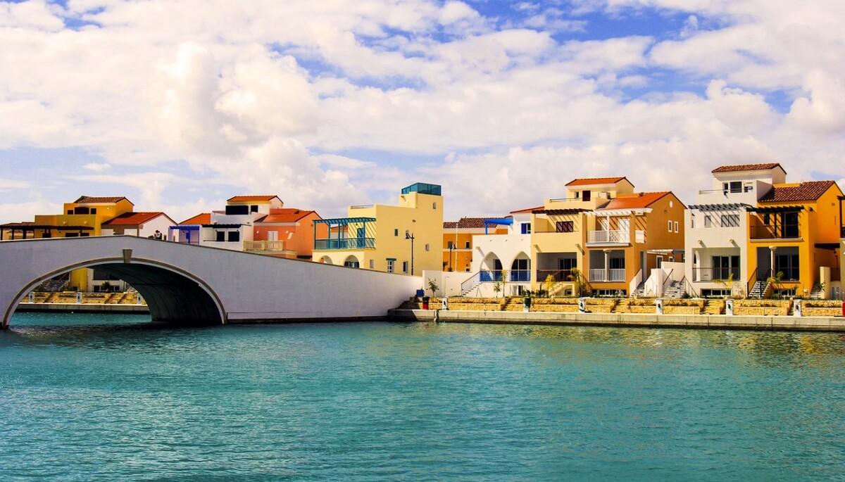 découvrez chypre, une île méditerranéenne alliant plages idylliques, histoire fascinante, culture riche et gastronomie savoureuse. idéal pour des vacances ensoleillées et des découvertes inoubliables.