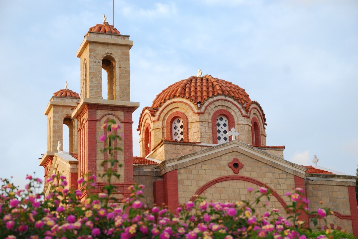 découvrez chypre, une île méditerranéenne riche en histoire, plages de rêve et culture authentique. explorez ses sites antiques, savourez sa gastronomie et profitez d’un climat ensoleillé toute l’année.