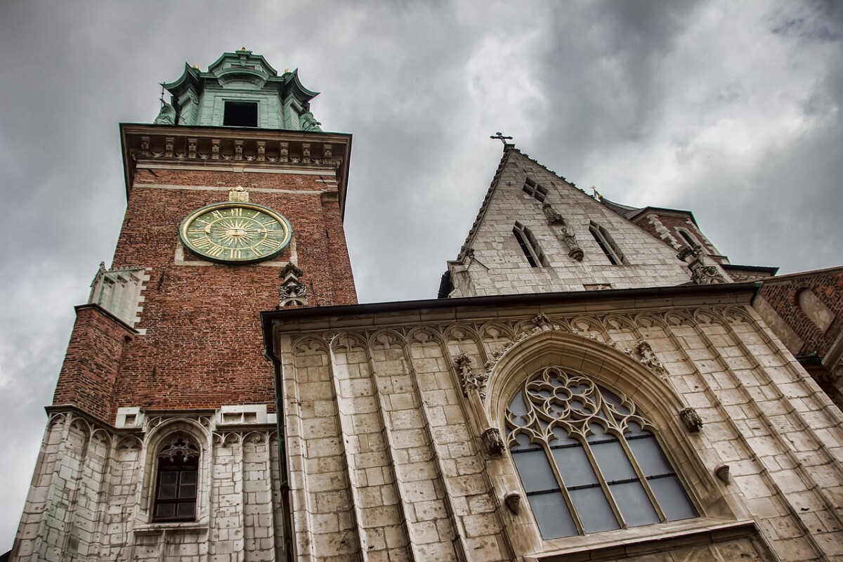 découvrez cracovie, l'une des plus belles villes de pologne, célèbre pour son centre historique classé au patrimoine mondial de l'unesco, sa riche culture, ses monuments fascinants et son ambiance unique.