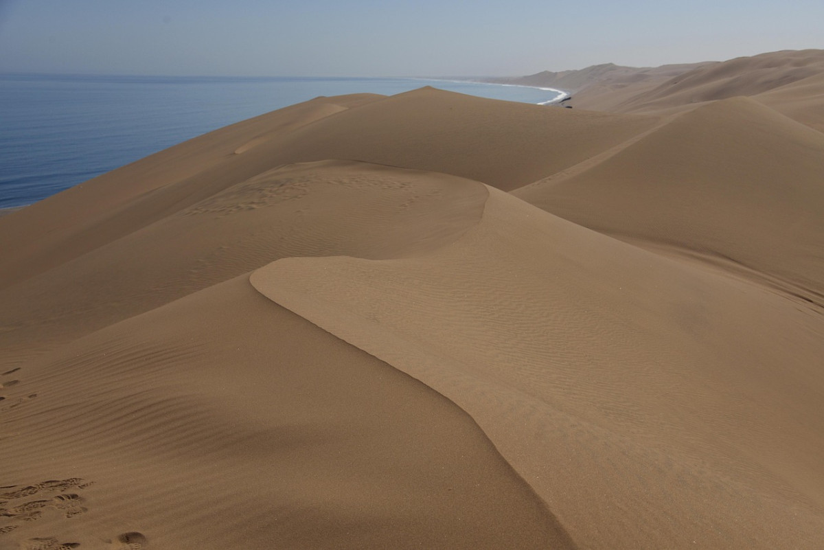 découvrez la namibie, un pays d’afrique australe réputé pour ses paysages désertiques époustouflants, sa faune exceptionnelle et ses cultures authentiques. préparez votre aventure au cœur de l’une des destinations les plus fascinantes du continent africain.