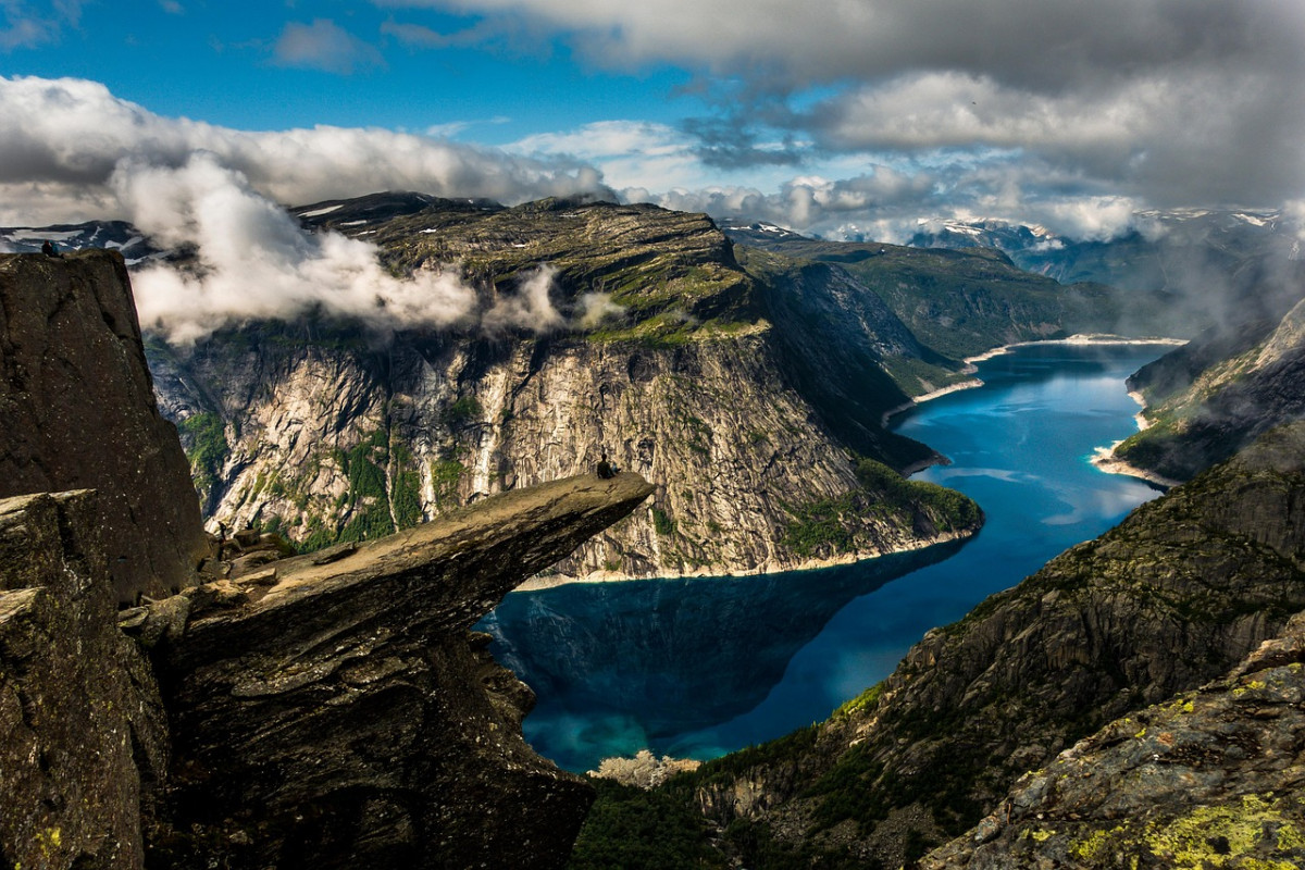 découvrez la norvège : un pays nordique fascinant, célèbre pour ses fjords spectaculaires, ses aurores boréales, sa nature préservée et sa culture unique. préparez votre voyage et explorez oslo, bergen et les merveilles naturelles de la scandinavie.