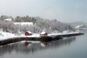 découvrez la norvège, un pays nordique fascinant connu pour ses fjords spectaculaires, ses aurores boréales, ses villages pittoresques et sa nature préservée. préparez votre voyage entre culture et aventures en plein air !