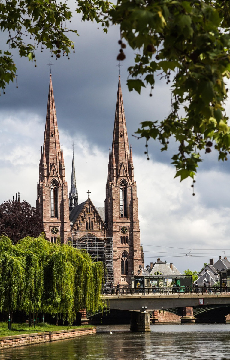découvrez strasbourg, une ville dynamique au cœur de l’alsace, réputée pour sa cathédrale gothique, son centre historique classé à l’unesco et ses charmants marchés de noël.