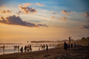 découvrez bali, l'île des dieux : plages paradisiaques, rizières verdoyantes, temples mystiques et culture balinaise authentique pour un voyage inoubliable en indonésie.