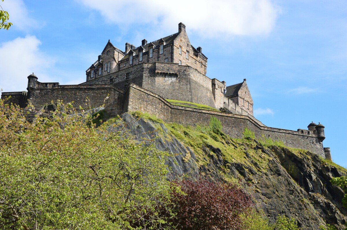 découvrez édimbourg, la capitale écossaise réputée pour son château majestueux, ses festivals culturels animés et son charme historique unique. explorez la vieille ville, les musées fascinants et profitez d'une escapade inoubliable en écosse.