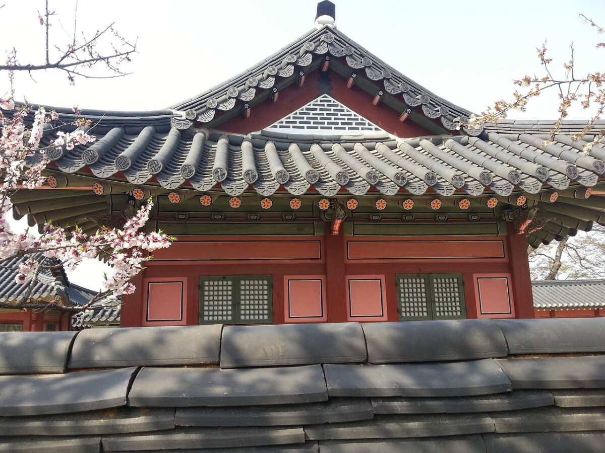 découvrez le hanok, la maison traditionnelle coréenne, connue pour son architecture unique, ses matériaux naturels et son harmonie avec la nature. explorez son histoire, ses caractéristiques et pourquoi il reste un symbole du patrimoine coréen.