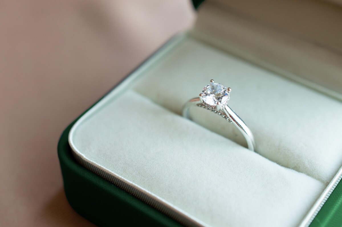 découvrez notre collection unique de bijoux élégants et raffinés. parfaits pour toutes les occasions, nos bijoux allient qualité, style et originalité. sublimez votre look avec nos créations intemporelles !