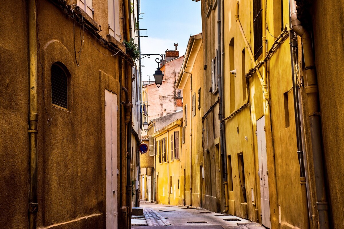découvrez la provence, région emblématique du sud de la france, célèbre pour ses champs de lavande, ses villages pittoresques et sa cuisine ensoleillée. explorez ses paysages naturels, son patrimoine historique et le charme unique de la méditerranée.