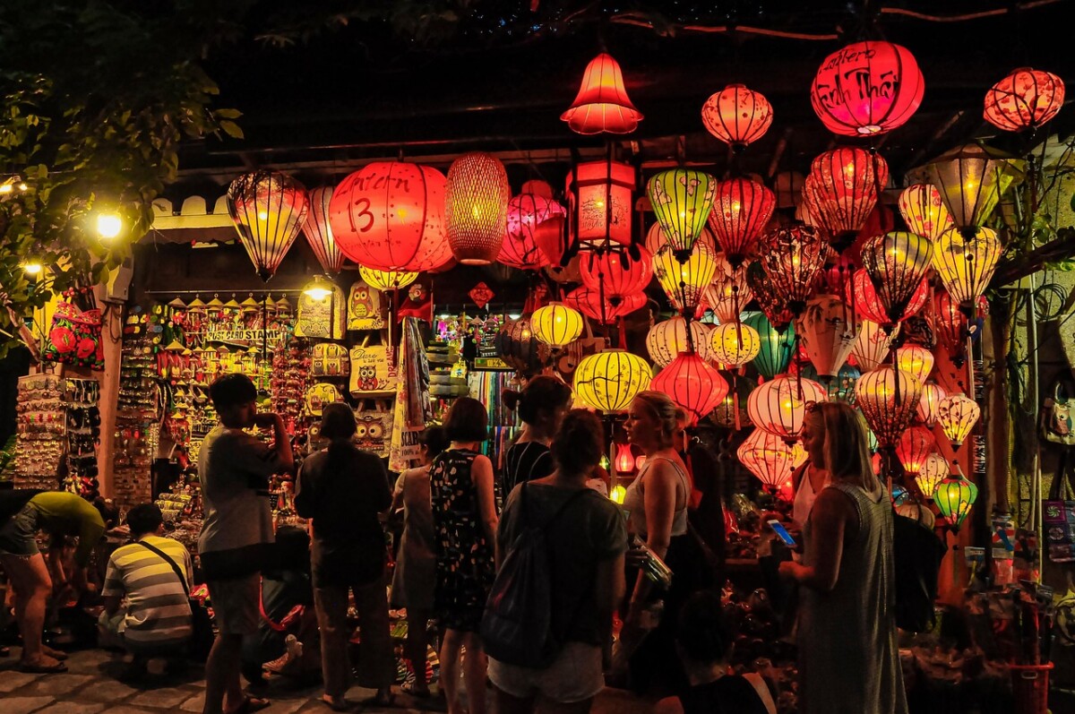 découvrez le queens night market à new york : un marché nocturne animé proposant une diversité de plats internationaux, des artisans locaux et une ambiance conviviale. l’événement idéal pour savourer de nouvelles saveurs et profiter de soirées uniques en famille ou entre amis.