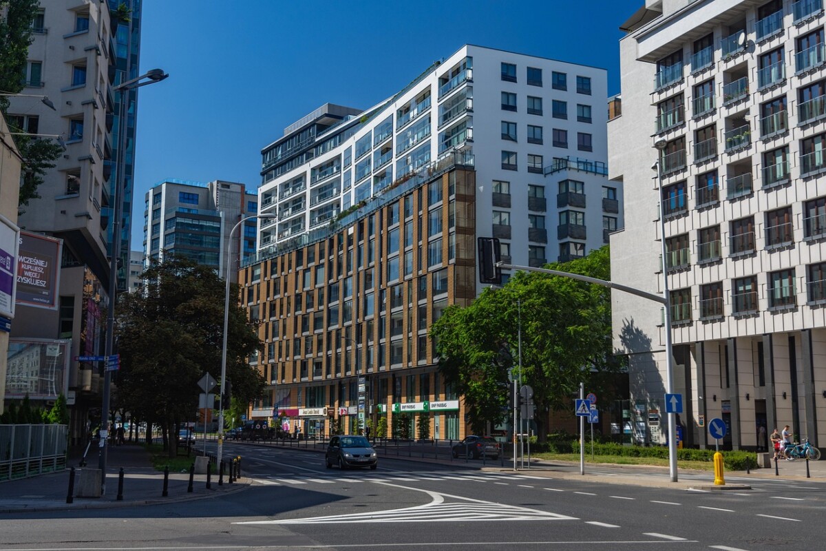 guide de voyage &agrave; varsovie : d&eacute;couvrez les meilleurs sites touristiques, restaurants, h&eacute;bergements et conseils pour explorer la capitale dynamique de la pologne.